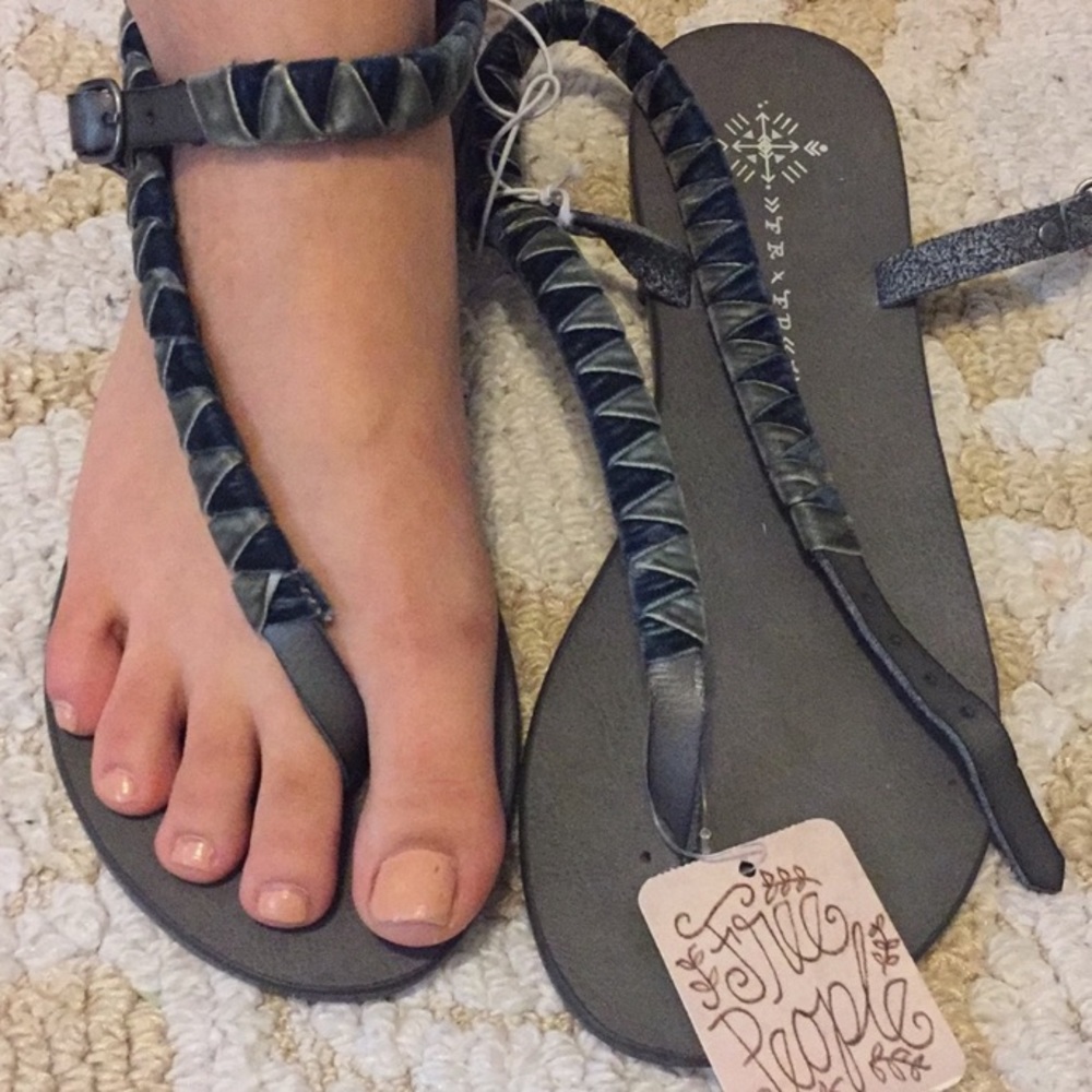 Free People Vegan Boho Chic Beautiful V Drehler Flat Velvet Sandal Teal Size 6